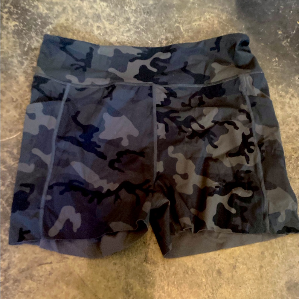 EUC Zyia light and tight shorts with pockets